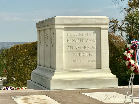Tumba del Soldado Desconocido en el Cementerio Nacional de Arlington, Virginia