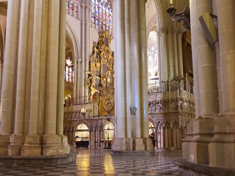 Una de las características más famosas en el interior de la catedral es el retablo barroco conocido como "El Transparente".