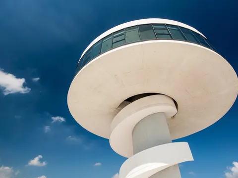 Torre del Centro Niemeyer en Avilés durante visita guiada buendía