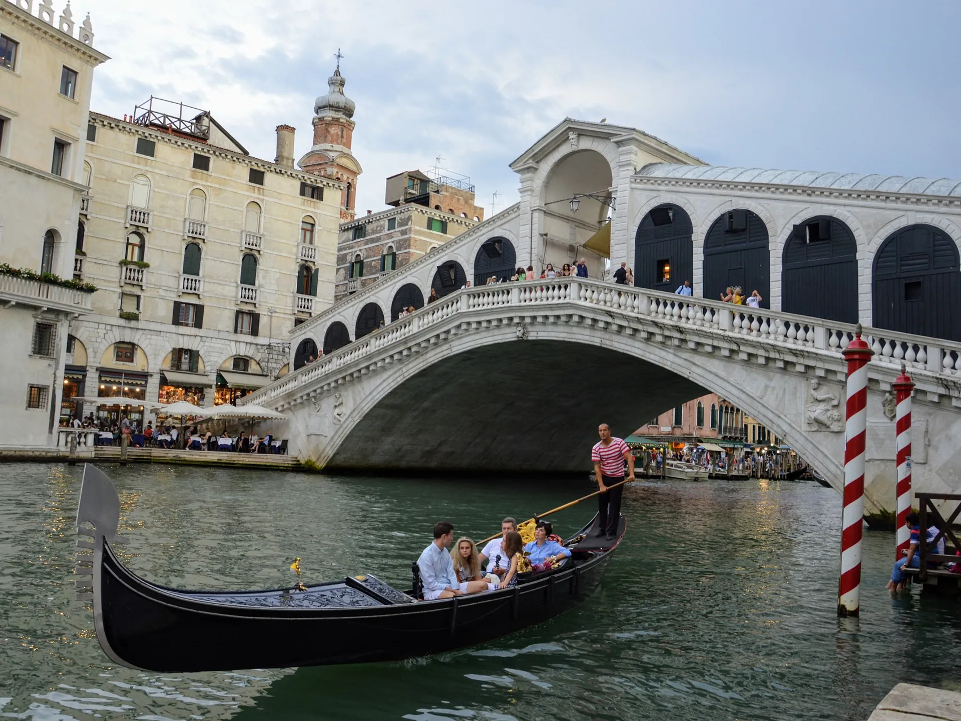 Típica góndola veneciana pasando el Puente de Rialto de Venecia