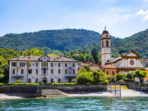 Vistas del paseo y la iglesia de Tremezzo en el Lago de Como