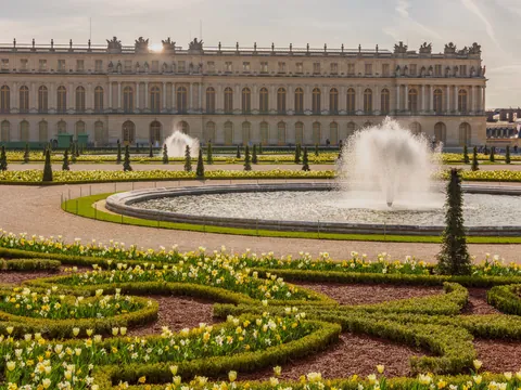 alacio de Versalles en Francia, famoso por su arquitectura opulenta y jardines extensos.