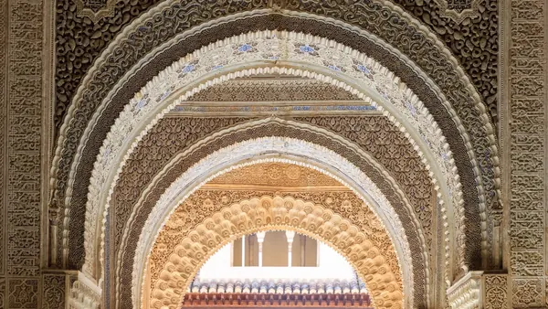 Detalle de arcos con relieves caligráficos en la Alhambra de Granada