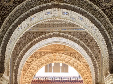 Detalle de arcos con relieves caligráficos en la Alhambra de Granada