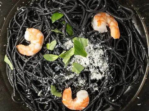 Spaghetti Nero di seppia - Qué comer en Venecia - Guía de Viaje Venecia - Buendía Tours
