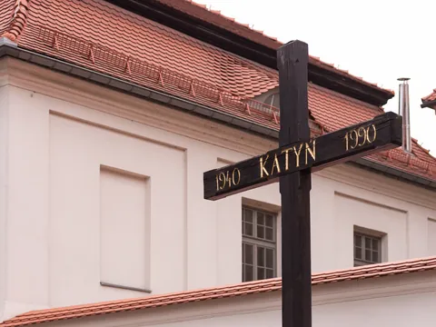 Cruz memorial de Katyn en la plaza dedicada a las víctimas polacas en Cracovia