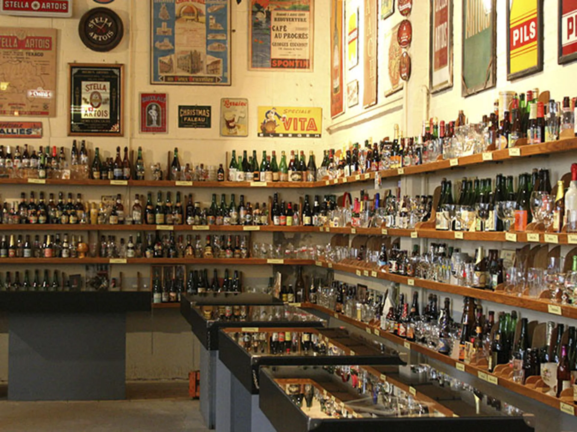 Exposición de Cervezas en la Casa de España de Brujas  - Qué ver en Brujas - Guía de viaje Brujas - Buendía Tours
