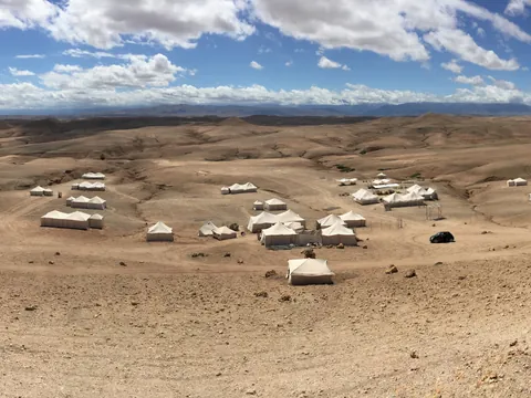 Campamento con tiendas en el desierto de Agafay, con recogida desde Marrakech