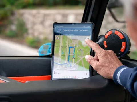 Turista consultando la ruta digital en una tablet dentro del coche en Málaga.