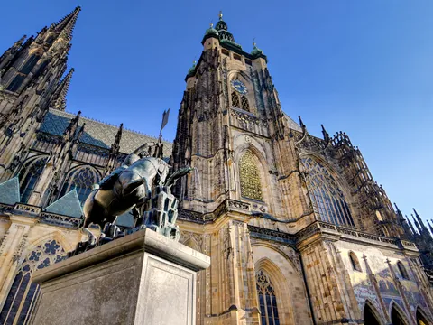 Estatua frente a la gótica Catedral de San Vito en el Castillo de Praga.