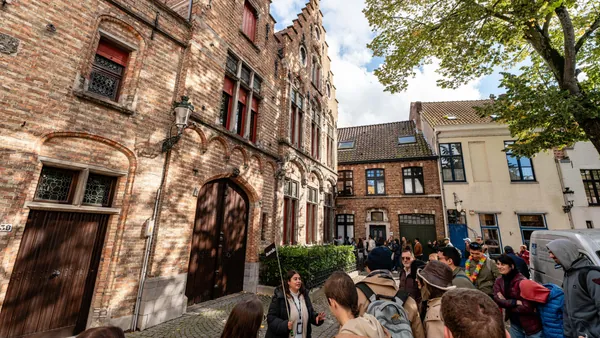 Guía de buendía con grupo de excursionistas en Brujas, Bélgica