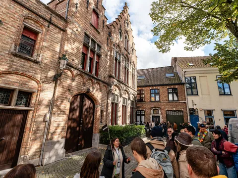 Guía de buendía con grupo de excursionistas en Brujas, Bélgica