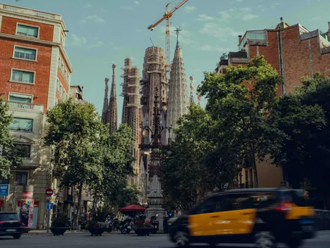 Vista urbana de la Sagrada Familia en Barcelona entre edificios y tráfico