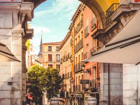 Vista de una calle a través del Arco de Cuchilleros en la Plaza Mayor