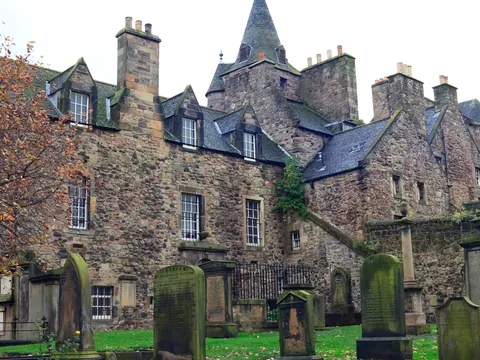 Cementerio de Greyfriars en Edimburgo con lápidas antiguas y edificio histórico de piedra