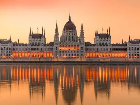 El Parlamento de Budapest al amanecer, reflejado perfectamente en el río Danubio.