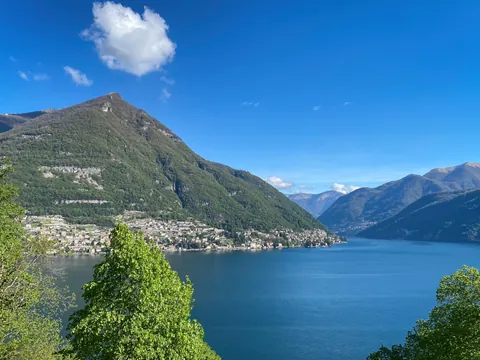 Vista del lago Como en un día soleado, Italia