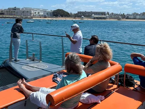Grupo de personas disfruta del sol en un catamarán en la bahía de Cádiz
