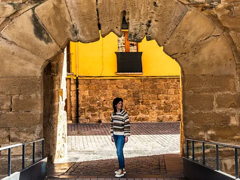 Podrás realizar fotografías debajo de los arcos que dan forma al paisaje urbano de Logroño.