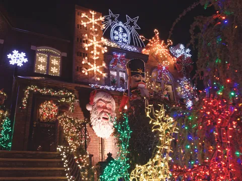 Casa con luces y figuras navideñas en Dyker Heights, Brooklyn, Nueva York