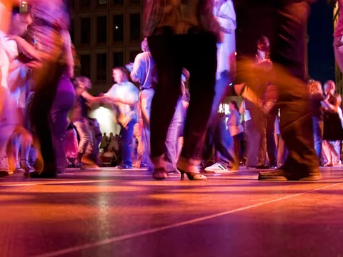Grupo de gente bailando salsa en un bar de La Habana en Cuba