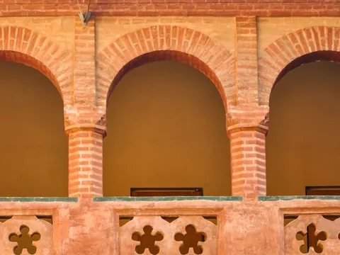 "El Monasterio de San Isidoro del Campo, situado en un paisaje rural, destaca por su arquitectura románica y su conexión con la historia monástica de España.