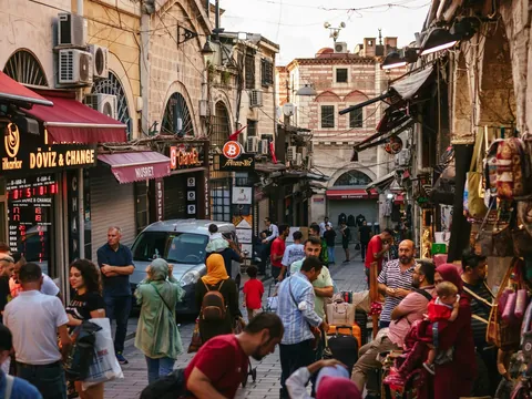 Calles comerciales concurridas en Estambul, Turquía