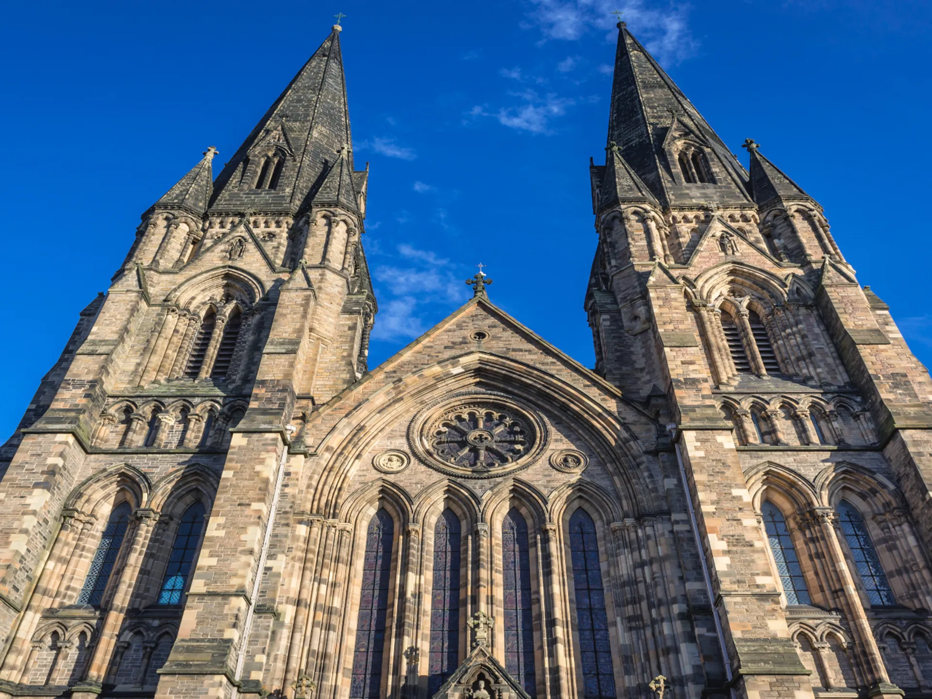 Vista frontal Catedral de Edimburgo - Catedral de Santa María - Qué ver en Edimburgo - Guía de Viajes Edimburgo - Buendía Tours