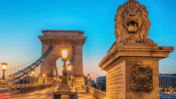 Perspectiva del famoso puente de Budapest