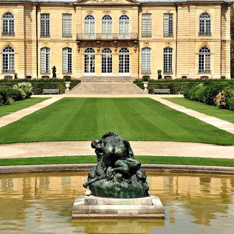 Jardín y Museo Rodin de París con una escultura de Rodin en el medio de una fuente