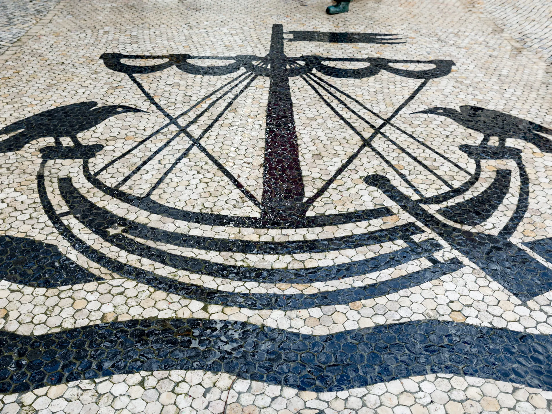 Adoquines portugueses con el dibujo de un barco