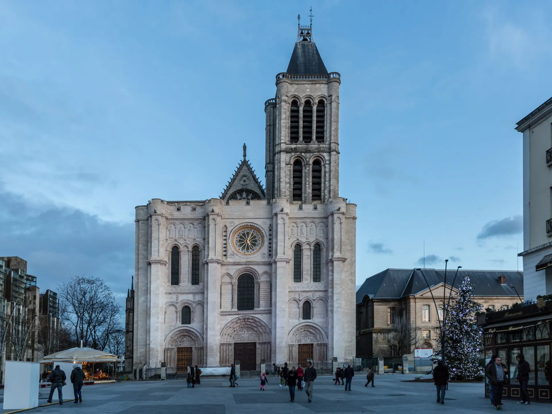 exterior-basilica-saint-denis-guia-que-ver-en-paris-buendia-tours.jpg