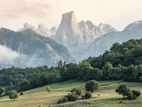 Panorámica del Naranjo de Bulnes (Picu Urriellu) y las montañas de Picos de Europa, Asturias.