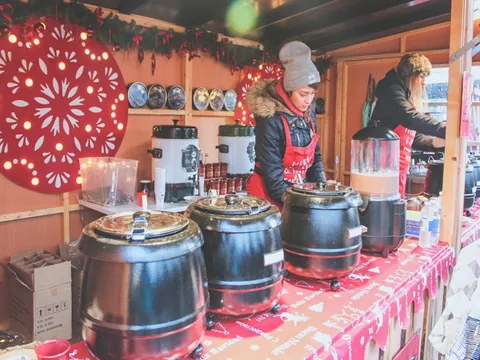 Puesto de bebidas en mercado navideño de Copenhague, Dinamarca
