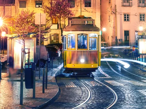 Tranvía en calles de Alfama, Lisboa