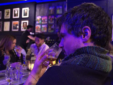 Degustación de Whisky escocés en un pub