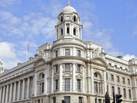 Fachada neoclásica del Old War Office bajo un cielo azul en Londres.