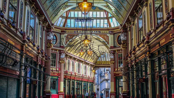Interior del Leadenhall Market en Londres, una de las localizaciones que inspiraron el Callejón Diagon en la saga de Harry Potter.