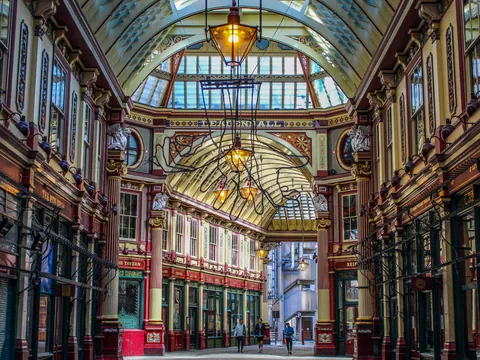 Interior del Leadenhall Market en Londres, una de las localizaciones que inspiraron el Callejón Diagon en la saga de Harry Potter.