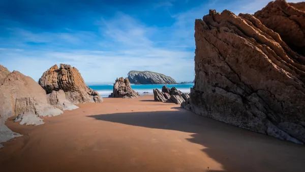 Playa de Arnía en un día soleado en Costa Quebrada, Cantabria