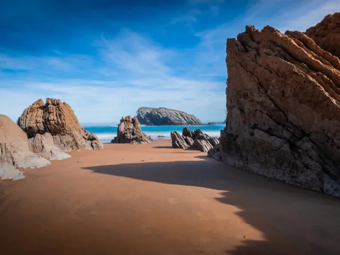 Playa de Arnía en un día soleado en Costa Quebrada, Cantabria