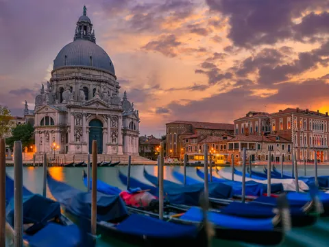 Atardecer en la Basílica Santa Maria della Salute desde el Gran Canal, Venecia