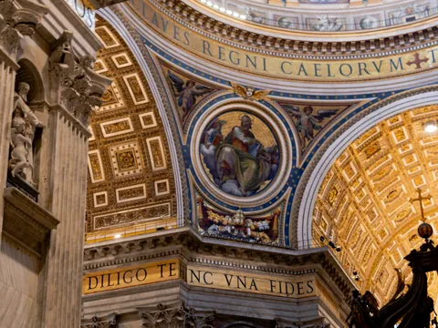 Detalle dorado y frescos del interior de la Basílica de San Pedro, Ciudad del Vaticano.