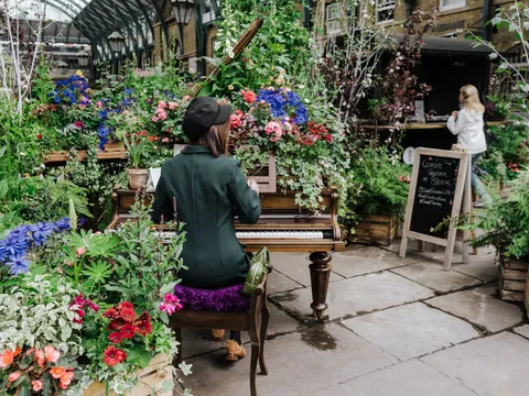 Jardín interior de Covent Garden mostrando flores, vegetación y ambiente creativo tradicional
