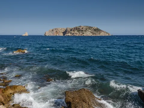Paisaje natural típico de esta excursión en barca por las Islas Medas.