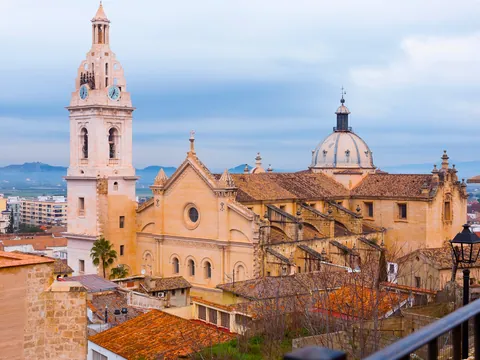 La Iglesia situada en el centro es un símbolo de fe y tradición en Xátiva.