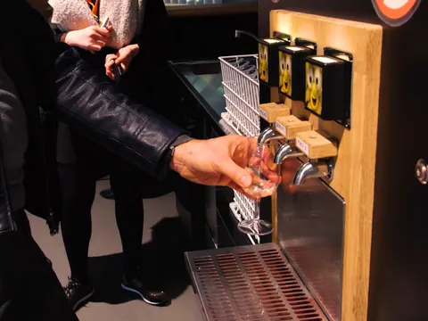 Recargando una copa de vino para degustar los sabores más auténticos.
