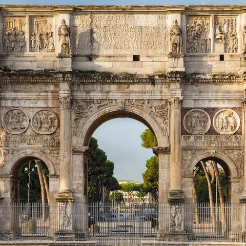 Vista frontal del Arco de Constantino - Arco de Constantino - Qué ver en Roma - Guía de Viajes Roma - Buendía Tours