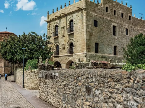 Calles empedradas y casas históricas en Santillana del Mar.