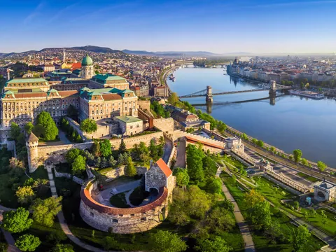 Vista aérea del Castillo de Buda y el Danubio, conectando Buda y Pest.